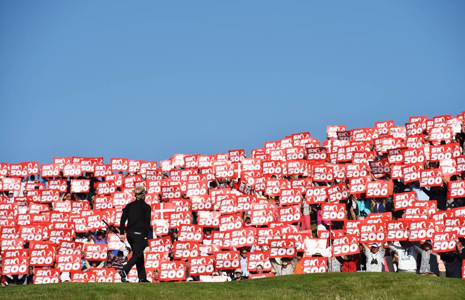 Tifo da stadio per il beniamino di casa, il golfista danese Soren Kjeldsen, che festeggia il 500 torneo all&#39;Himmerland Resort di Aalborg. (Getty Images)